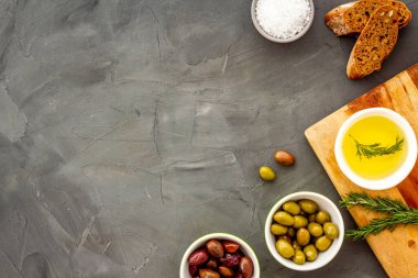 Aperatif. Kâse içinde zeytin ve yazı için uzaydan tahtayı kesen ekmek.