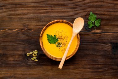 Balkabağı çorbası - maydanozlu ve tohumlu - ahşap arka plan manzaralı