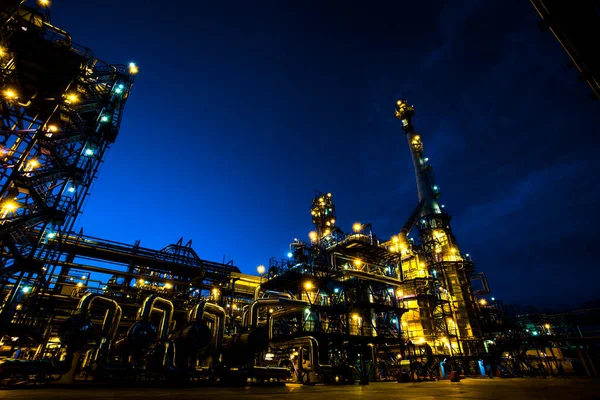 Planta de refinería de petróleo y gas. Fábrica petroquímica en la noche oscura — Foto de Stock