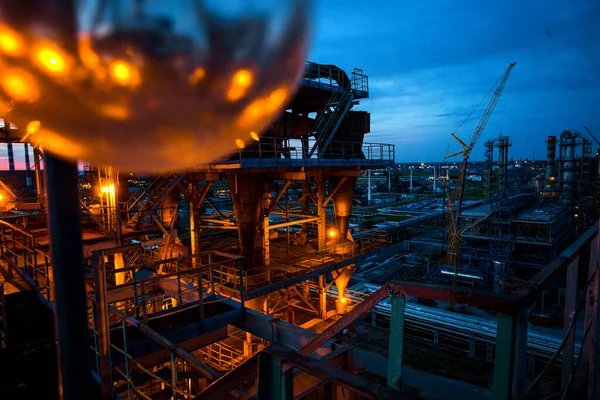 Instalação de refinaria de petróleo e gás. Fábrica petroquímica na noite escura — Fotografia de Stock