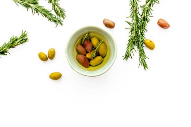 Aperatif. Kâsede yeşil ve siyah zeytin, metin için biberiye üst görünüm alanı