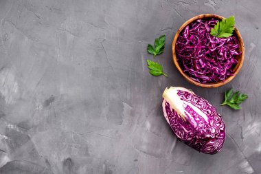 Kırmızı lahana - lahana salatası, soğuk lahana salatası - mesaj için gri mutfak masasının üstüne