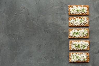 Gri masadaki süzme peynirli tost kalıbı kopya alanı