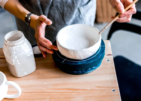 Oficina de produção de produtos cerâmicos para serviço de mesa pintura — Fotografia de Stock