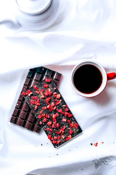 Colazione anticipata in silenzio con tavoletta di cioccolato e tè — Foto Stock