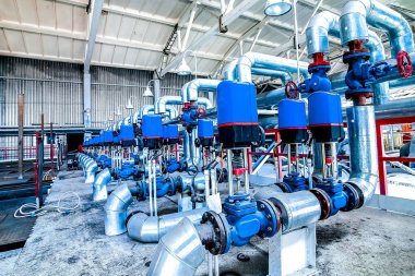 Fabrika blokları üzerindeki çelik boru hatları ve vanalar