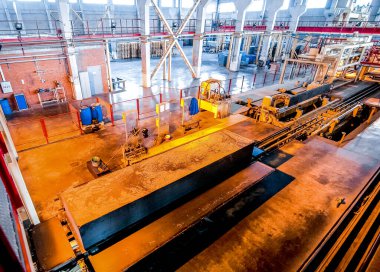 Fabrikada havalandırmalı beton bloklar üretiliyor.