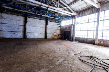 Eski bir fabrikada terk edilmiş bir oda.