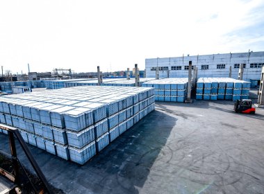 Ev inşa fabrikasının yakınındaki beton bloklar.