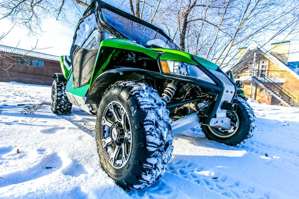 Bicicleta quad en una carretera de invierno — Foto de Stock