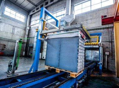 Ev yapımı bir fabrikada dökümlü beton döşemeler.