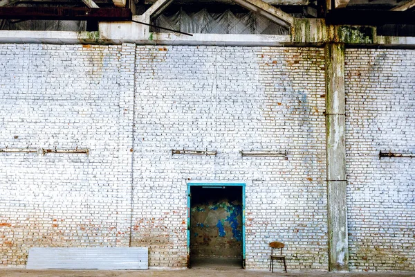 Pared de ladrillo en una fábrica abandonada como texturas — Foto de Stock