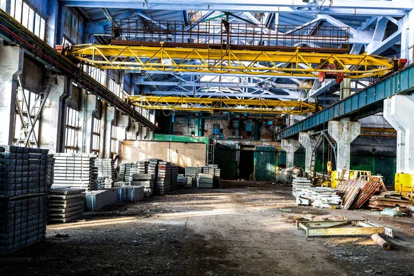 Gamla övergivna industrifabrik lager på solig dag — Stockfoto