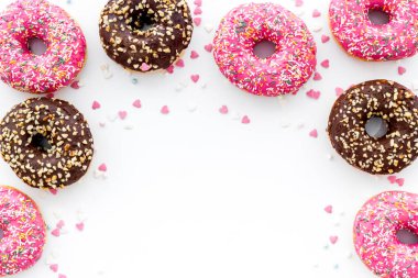 Beyaz arkaplanda renkli çörekler desen görünümü 