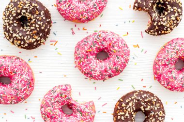 Beyaz arkaplanda renkli çörekler desen görünümü 