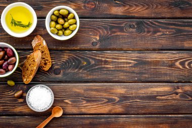 İtalyan zeytinleri, yağ, ekmek - aperatif ve atıştırmalıklar - üst görünüm kopya alanı