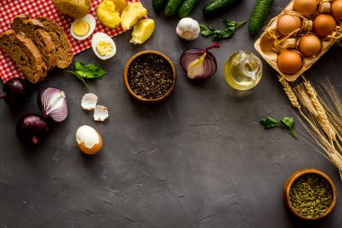 Ev yapımı taze yemekli köy yemeği masası. Üst görünüm 