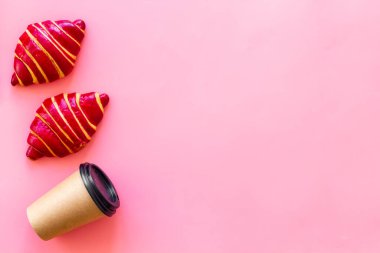 Kahveli kruvasan. Pembe masa manzaralı kahvaltı.