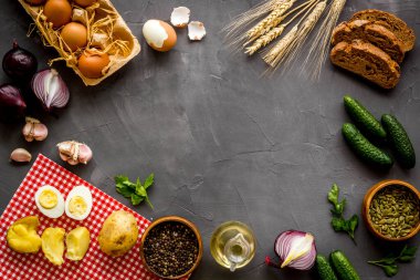 Yemek arkaplanı. Taze ev yapımı yemekli yemek masası. Üst görünüm 