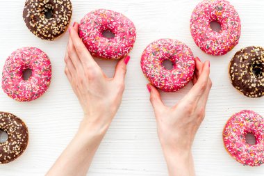 Beyaz arkaplanda renkli çörekler desen görünümü 