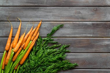 Havuç - taze, yeşil tepeli - ahşap masa üstü görünüm alanı