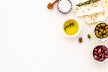 İtalyan zeytinleri, yağ, ekmek - aperatif ve atıştırmalıklar - üst görünüm kopya alanı