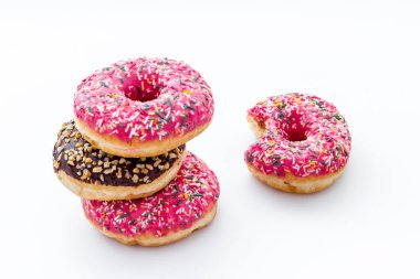 Renkli çörekler yakın plan. Beyaz arka planda çilek fırını 