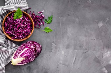 Kırmızı lahana - lahana salatası, soğuk lahana salatası - mesaj için gri mutfak masasının üstüne