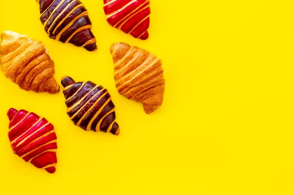 Croissants Muster - Reihe von Snacks auf gelbem Hintergrund — Stockfoto