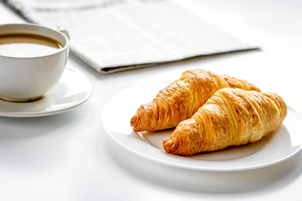 Pranzo di lavoro con croissant sul tavolo bianco vista dall'alto — Foto Stock