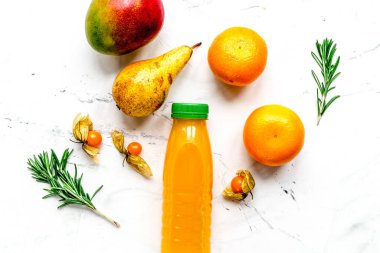 Beyaz arka plan görünümlü plastik şişede çoklu meyve suyu.