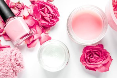 Beyaz arka plan görünümlü gül kremi ile organik kozmetik