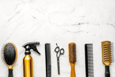 Beyaz arka plan görünümlü berber araçları ile kuaförlük kavramı