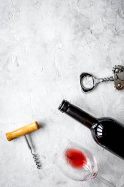 Beyaz arkaplan görünümlü şarap seti maketi