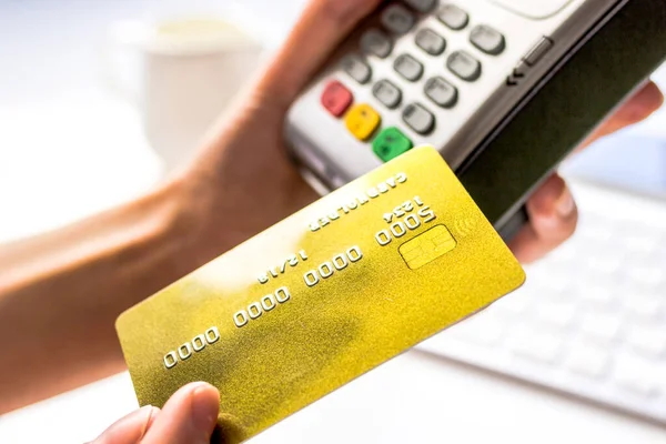 Pago en concepto de cafetería con tarjeta y terminal sobre fondo blanco — Foto de Stock