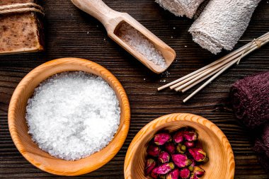 Ahşap arka plan görünümlü havlu ve sabunla spa seti