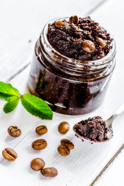 Ahşap masa arkasında öğütülmüş kahve fırçası.