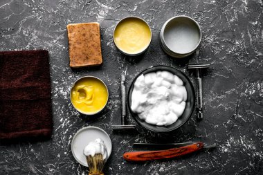 Gri arka planda araçları olan erkekler için berber dükkânı