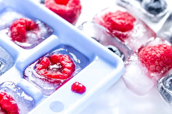 Bandeja de hielo con bayas sobre fondo blanco —  Fotos de Stock