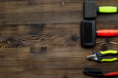 Ahşap masa arkaplanındaki hayvan bakım seti. Üst görünüm modeli.