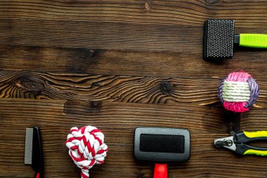 Evcil hayvan aksesuarı seti masa arkaplan görünümünde maket