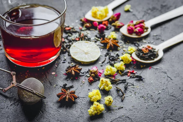 Teacup dan herbal pada latar belakang abu-abu — Stok Foto