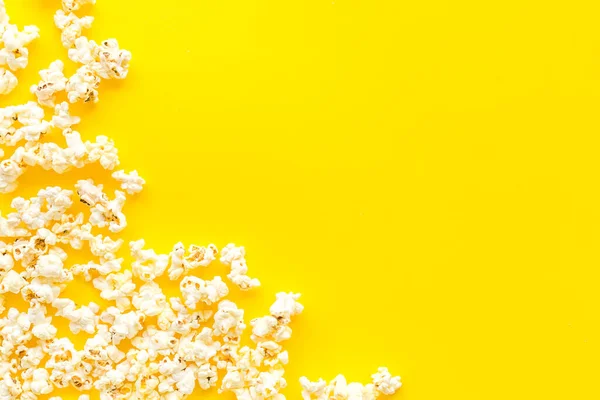 Popcorn frame op gele achtergrond bovenaanzicht kopieerruimte — Stockfoto