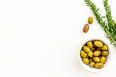 Aperatif. Kâsede yeşil ve siyah zeytin, metin için biberiye üst görünüm alanı