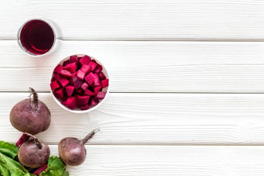 Pancar - dilimler, taze meyve suyu, yeşil üstler - fotokopi uzayından