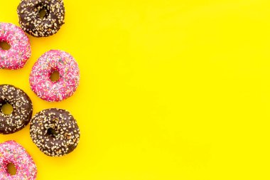 Renkli donut parçacıklarının üst görünümü, boşluğu kopyala