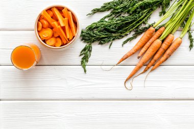 Havuç dilimleri, taze meyve suyu, sebzeler, en üstteki yeşil manzaralı fotokopi alanı.