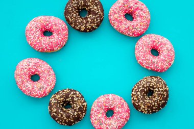 Donut çerçevesi, krema ve serpiştirme, genel manzara. Renkli fırın