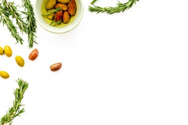 Aperatif. Kâsede yeşil ve siyah zeytin, metin için biberiye üst görünüm alanı