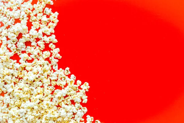 Rama popcornu na czerwonym tle widok z góry kopiuj spację — Zdjęcie stockowe